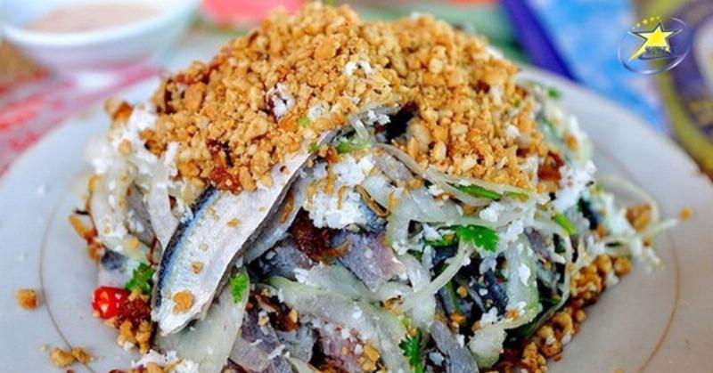 Dia goi ca trich tuoi ngon kem banh trang va rau song